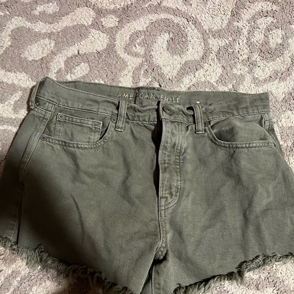 American eagle size 8 green shorts